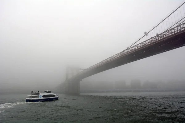 Puente Brooklyn Ferry Manhattan Skyline Oscurecidos Por Niebla —  Fotos de Stock