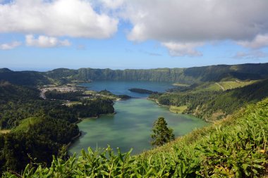 Miradouro da Vista do Rei 'den Lagoa das Sete Cidades' in çift renkli gölleri Sao Miguel, Azores 