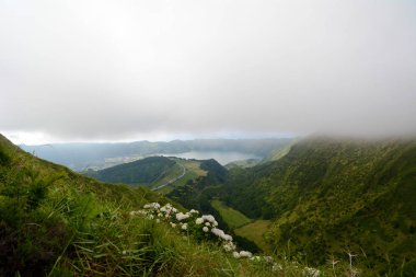 Miradouro da Grota do Inferno Trail 'den Lagoa das Sete Cidades Gölü' nün manzarası Sao Miguel, Azores