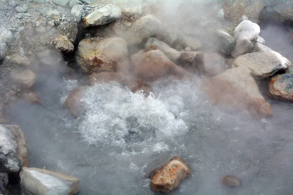 亚速尔圣米格尔岛Lagoa Das Furnas温泉的沸腾水 — 图库照片