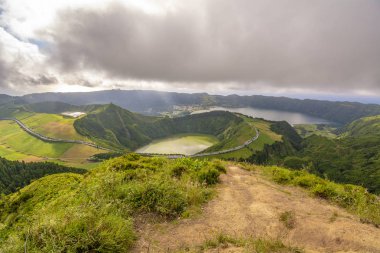 Miradouro da Grota do Inferno Manzarası 'ndan Lagoa de Santiago' ya Bakış - Bakış açısı, Sao Miguel, Azores