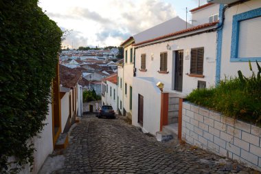 Angra do Heroismo, Terceira Adası, Azores 'de bir kaldırım taşı sokağına bakın.