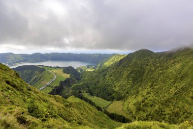 Miradouro da Grota do Inferno Trail 'den Lagoa das Sete Cidades Gölü' nün manzarası Sao Miguel, Azores 