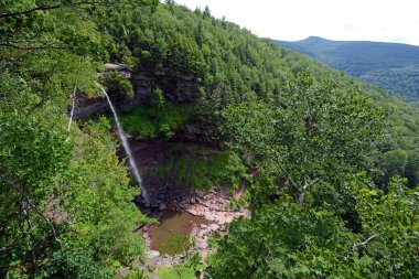 Kaaterskill Falls fro Görüntüleme Platformu Yukarıda New York Catskill Dağları görünümü