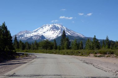 Kuzey Kaliforniya'da ıssız bir yoldan Shasta Dağı