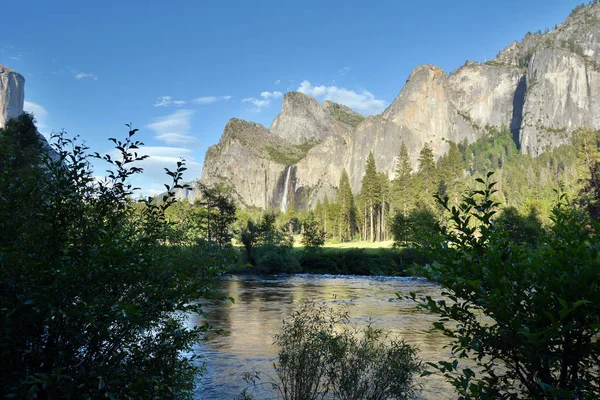 Bridal Veil Falls Från Hela Merced River Yosemite National Park — Stockfoto