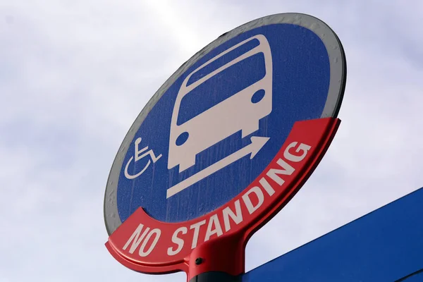 Señal Superior Del Autobús Con Símbolo Accesible Para Discapacitados — Foto de Stock