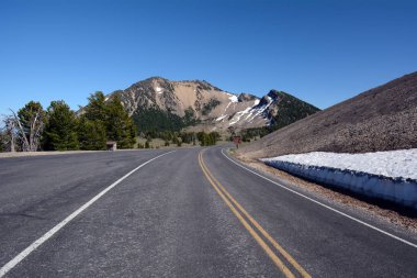 Krater Gölü Milli Parkı, Oregon Mount Scott ile Krater Gölü etrafında Rim Sürücü