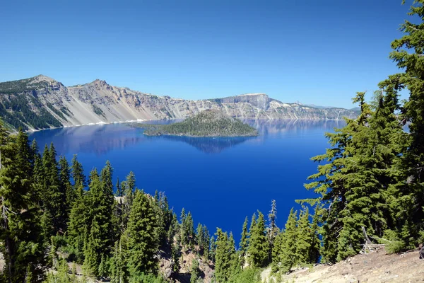 火山口湖和巫师岛在火山口湖国家公园 — 图库照片