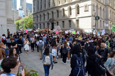 Foley Meydanı'nda İklim Grevi'nde İklim Değişikliği Eylemsizliği Protesto Etmek Için Sokakta Yürüyen Gençler ve Çocuklar, New York, Ny, ABD'de 20 Eylül 2019