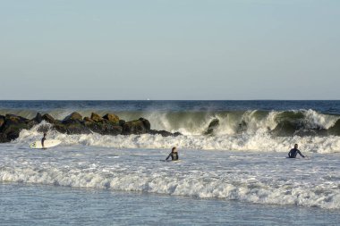 Surfers Going Out to the Lineup on a Swell on A Swell from Rockaway Beach 67th Street, Queens, Ny, USA 20 Eylül 2019