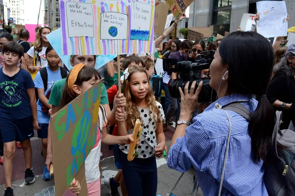 2019年9月20日 ニューヨーク州フォーリースクエアの気候ストライキで若い女の子の抗議者 — ストック写真