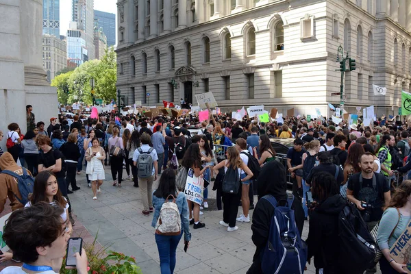 Multitud Jóvenes Niños Marchando Por Calle Para Protestar Contra Inacción — Foto de Stock