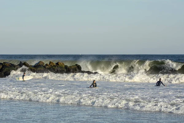 Surfers Going Out Lineup Swell Hurricane Humberto Rockaway Beach 67Th —  Fotos de Stock