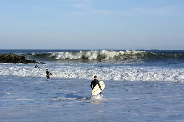 Trzech Surferów Wychodzę Spisu Swell Hurricane Humberto Rockaway Beach 67Th — Zdjęcie stockowe