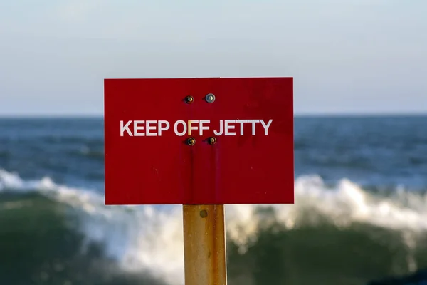 Красно Белые Держатся Подальше Предупреждающего Знака Jetty Rockaway Beach Квинсе — стоковое фото