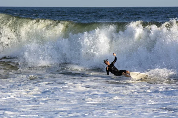 Surfer Wycierania Swell Hurricane Humberto Rockaway Beach 67Th Street Queens — Zdjęcie stockowe