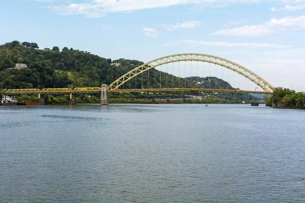 ペンシルベニア州ピッツバーグのオハイオ川に架かるウエストエンドブリッジ — ストック写真