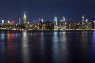 Midtown Manhattan Skyline 'da Williamsburg, Brooklyn' den Suya Yansıyan Binalar