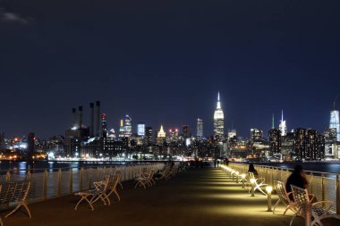 Brooklyn, Williamsburg 'da Manhattan' ın göbeğine doğru bir iskeleye bakıyorum.