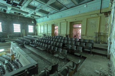 Terk Edilmiş Mavi Pencereli Bir Okul Binasında Konferans Salonu