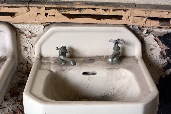 Smutsiga Vintage Sink Övergiven Byggnad — Stockfoto