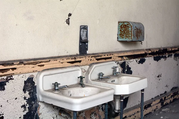 Fregaderos Baño Edificio Escolar Abandonado —  Fotos de Stock