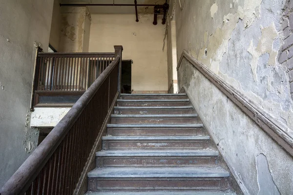 Σκάλα Σχισμές Εγκαταλελειμμένο Σχολείο — Φωτογραφία Αρχείου
