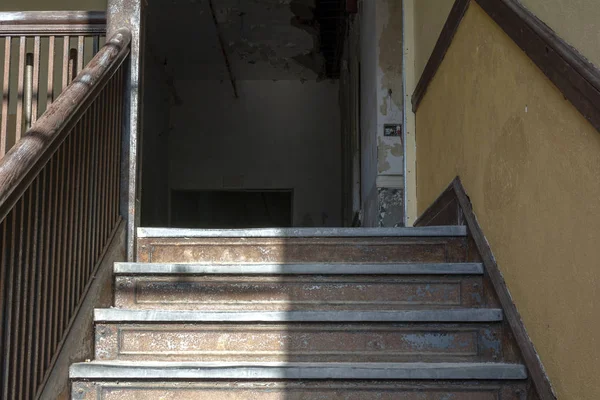 Terk Edilmiş Bir Binadaki Merdivenin Üstü 'ne Bakış