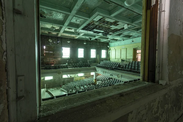 Auditório Prédio Escolar Abandonado Com Janelas Pintadas Azul — Fotografia de Stock