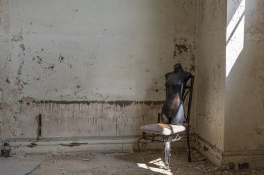 Terk Edilmiş Bir Bina 'da Siyah Plastik Manken Küflü Eski Sandalye