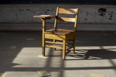 Terk Edilmiş Bir Okul Binasında Eski Tahta Masa ve Eski Rapor Kartları