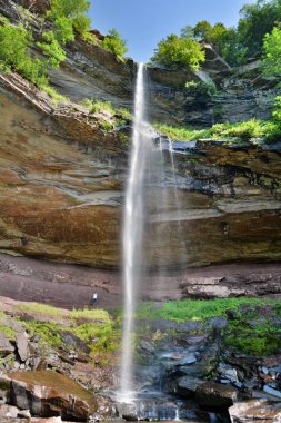 Kaaterskill Şelaleleri Yaz boyunca Yukarı Havuza Şelale Gidiyor