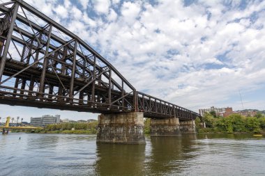  Pittsburgh, Pennsylvania 'daki Allegheny Nehri üzerindeki Fort Wayne Demiryolu Köprüsü' ne bakıyorum.