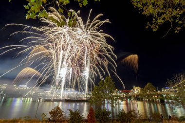27 Eylül 2019 'da Allegheny River, Pittsburgh, Pa, Usa' da oynanan Beyzbol Maçı 'ndan sonra stadyumun dışında havai fişek gösterisi