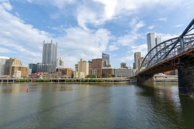 Pittsburgh, Pennsylvania 'nın Smithfield Köprüsü ve bitişiğindeki şehir manzarasına bakıyoruz. 