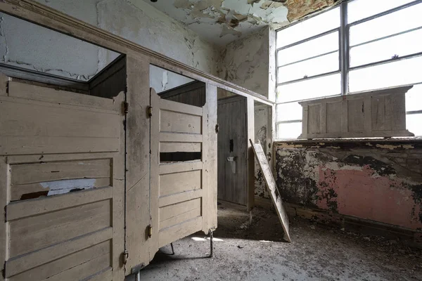 Baño Niña Con Puestos Madera Vintage Edificio Escolar Abandonado — Foto de Stock