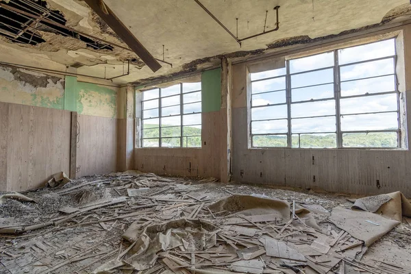 Salle Classe Avec Débris Dans Bâtiment Scolaire Abandonné — Photo