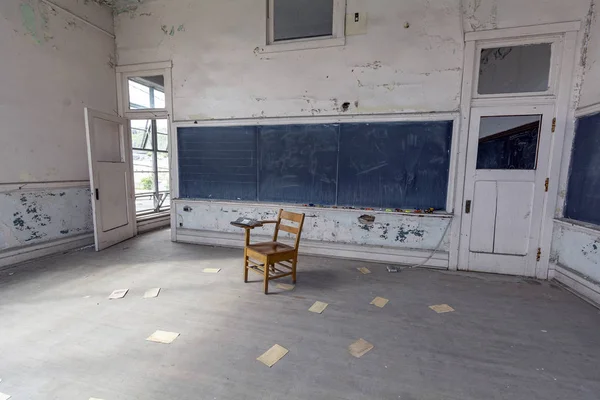 Classroom Single Vintage Wooden Desk Front Chalk Board Abandoned School — Stock Photo, Image