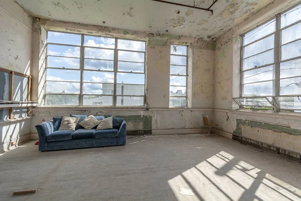 Aula Edificio Escolar Abandonado Con Sofá Azul — Foto de Stock