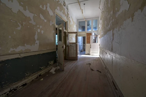 Hall Dans Bâtiment Scolaire Abandonné — Photo