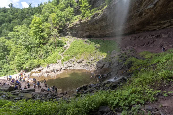 Kaaterskill Falls Cachoeira Cascading Peak Midlevel Bowl Onde Pessoas Estão — Fotografia de Stock