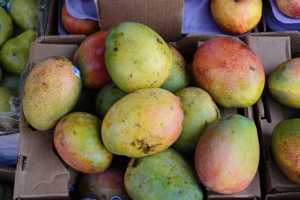 Meyve standında bir kutu mango.