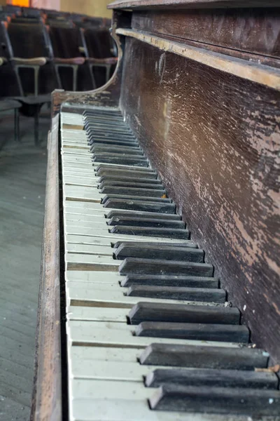 Κλείσιμο Των Κλειδιών Πιάνου Ένα Πιάνο Ένα Εγκαταλελειμμένο Κτίριο — Φωτογραφία Αρχείου