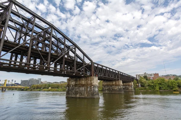 Mirando Hacia Abajo Puente Del Ferrocarril Fort Wayne Sobre Río — Foto de Stock