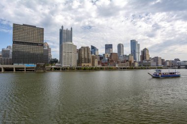 Şehir merkezindeki Pittsburgh Skyline Monongahela Nehri 'ndeki bir tekneden.