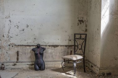 Terk Edilmiş Bir Binanın Odasında Eski Sandalye ve Siyah Plastik Manken Küf Gövdesi