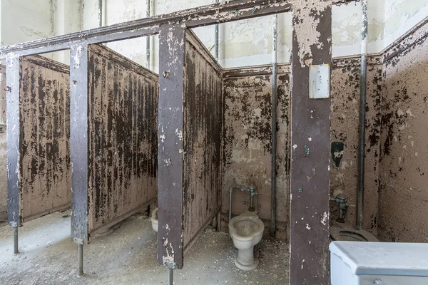 Vintage Madera Puestos Baño Con Edificio Abandonado —  Fotos de Stock