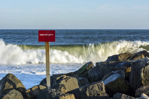 Red White Keep Jetty Avertissement Connexion Rocks Wave Crash Arrière — Photo