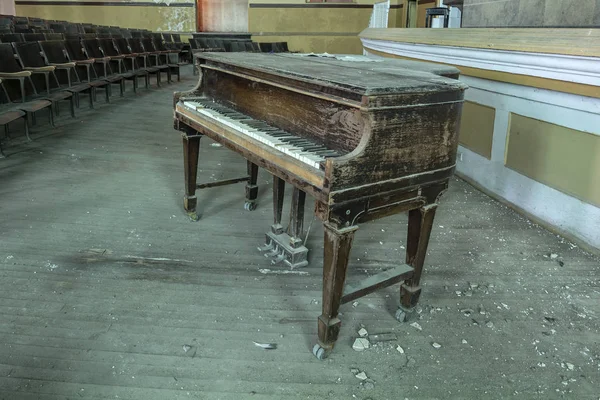 Пианино Аудитории Заброшенного Здания — стоковое фото